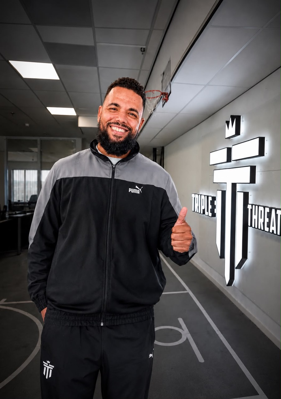 Een portretfoto van Okrah Donkor in een gymzaal voor het logo van Triple Threat